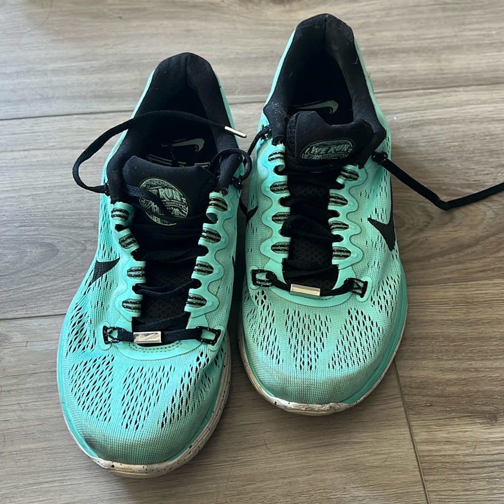 Nike we run SF sneakers
